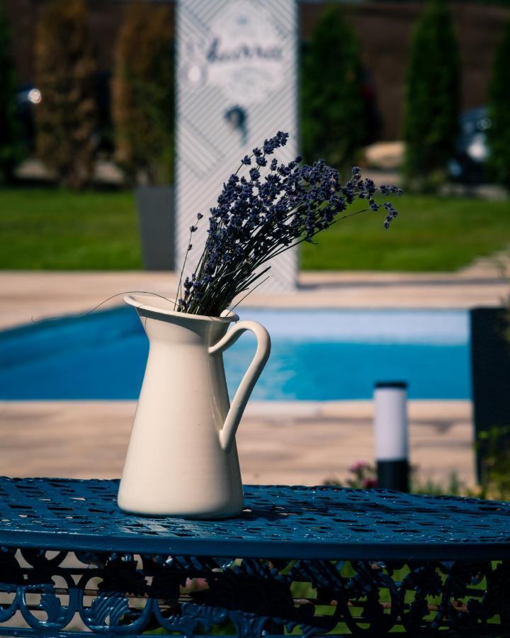 Shurra Merei Bagian luar foto